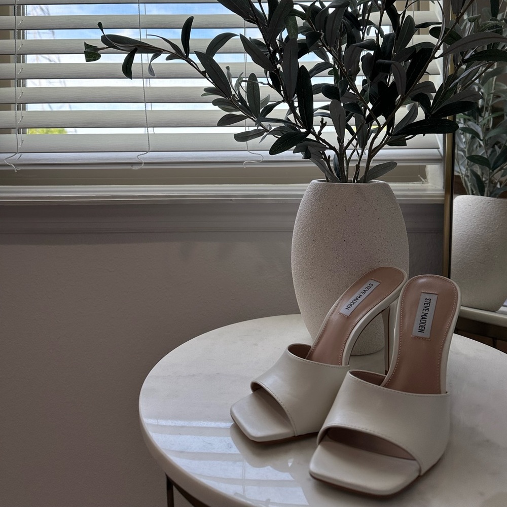 BRAND NEW, NEVER WORN STEVE MADDEN ALL WHITE SQUARE TOE HEELS